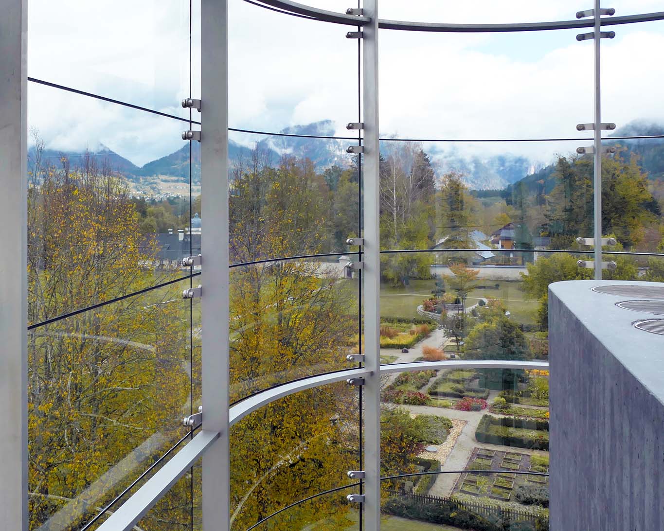 Blick von der Panoramastiege auf den Kräutergarten des Stifts Admont.