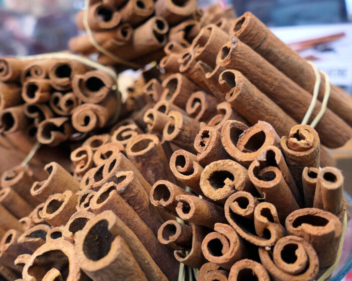 Cassia-Zimt besteht aus den jungen getrockneten Rinden der Cassia-Zimtbäume. Sie sind fest stabil und dick. Sie haben das zimttypische Aroma.