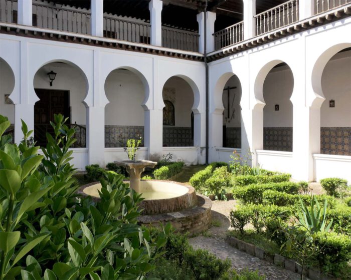 Ein Brunnen bildet den Mittelpunkt des Claustro de los Laureles im Mudéjar-Stil.