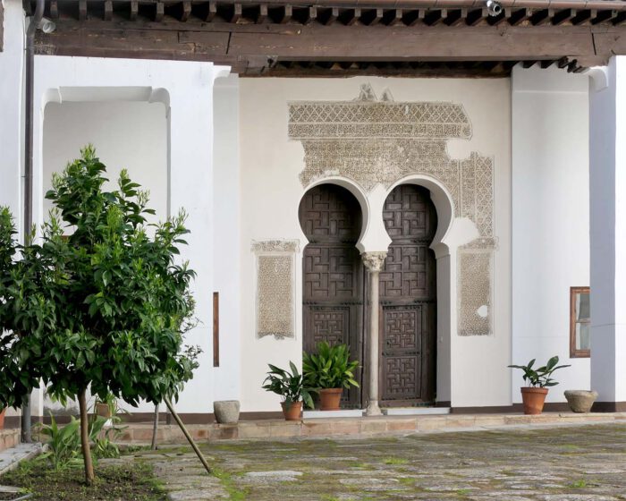 Die runden Türbögen am Eingang zum Kapitelsaal im El claustro del Naranjo sind Zeugnisse maurischer Baukunst.