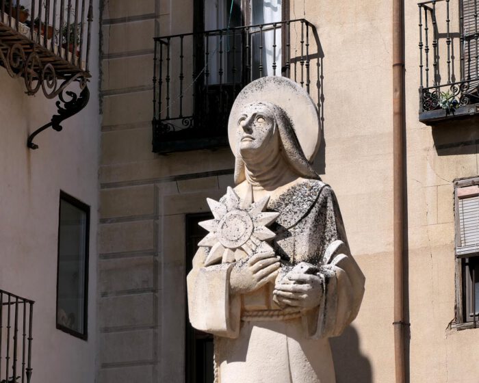 Die heilige Clara schaut in den Himmel in der Hoffnung auf Regenwolken, die ihrem Kloster in Toledo mit den zwei Gärten endlich Wasser spenden.