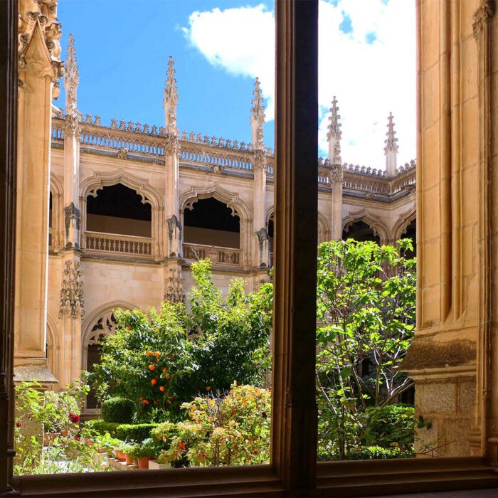 Blick in den Klostergarten vom unteren Kreuzgang des Monasterio San Juan de los Reyes in Toledo.