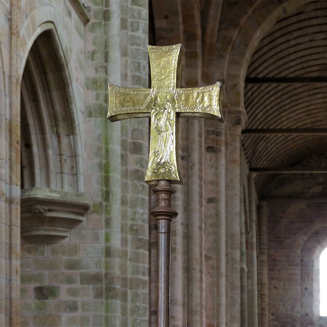 Das Kreuz der Abtei Mont Saint Michel auf dem berühmten Klosterberg in der Bucht in der französischen Bretagne.