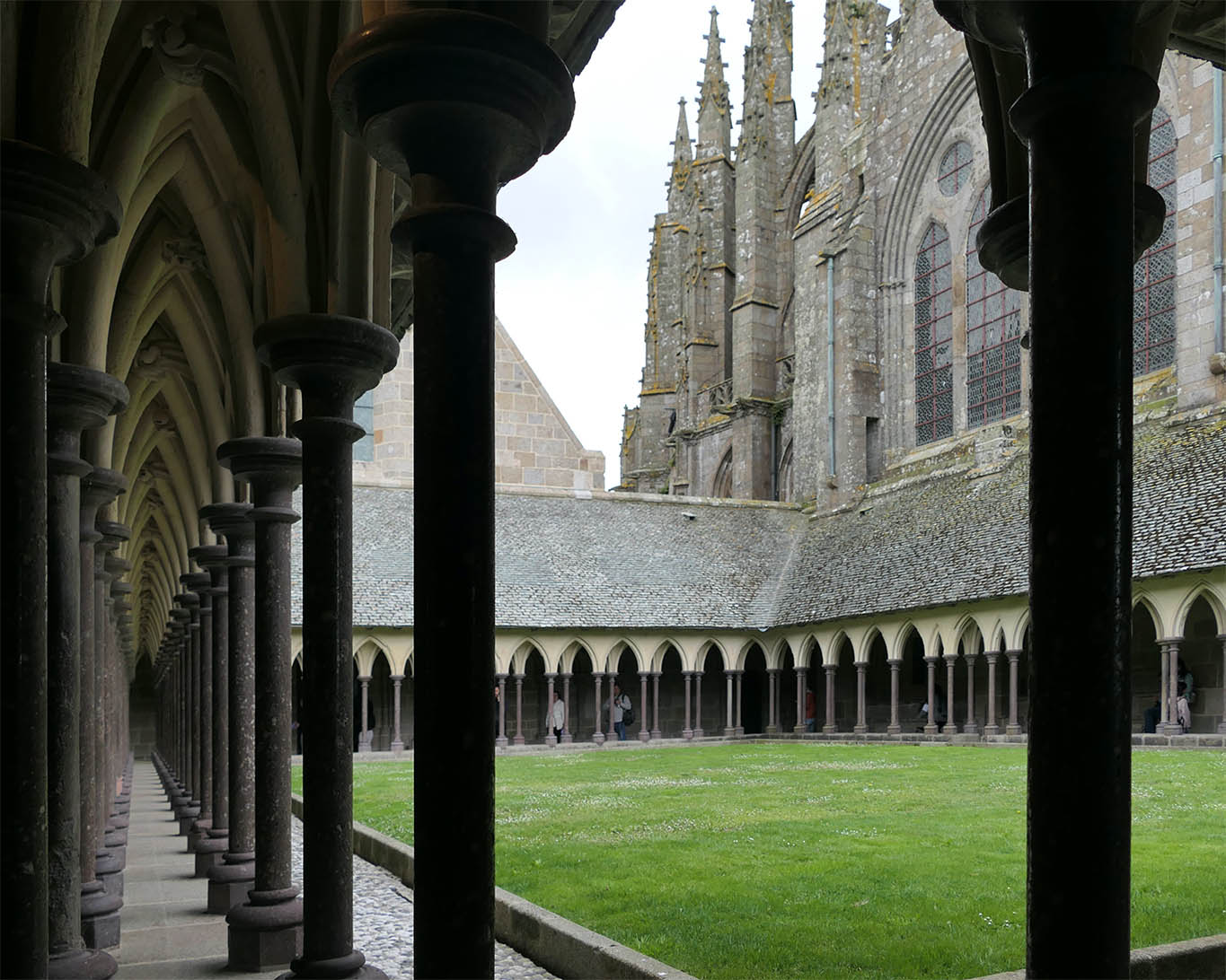 Kreuzgang im berühmten Kloster Mont Saint Michel in der französischen Bretagne.