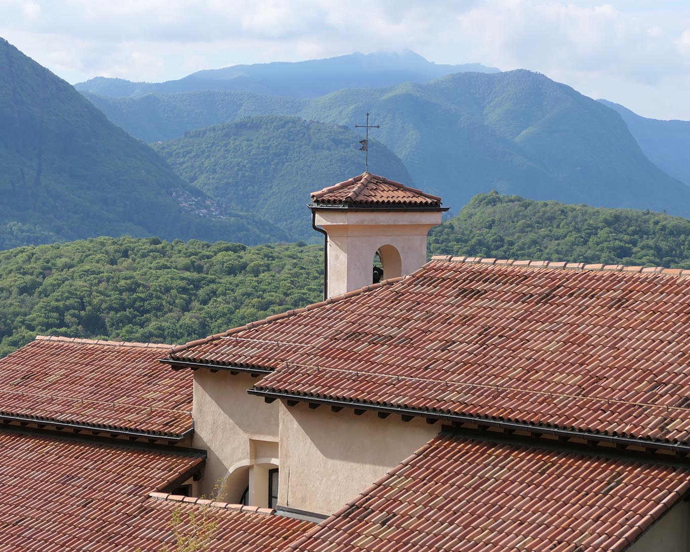 Die Dächer des Convento dei Frati Capuccini in Bigorio.