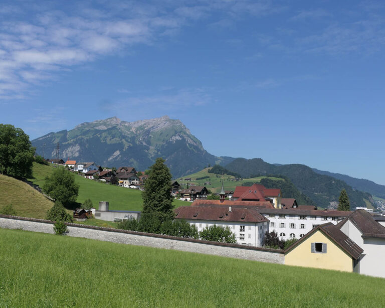 Oberhalb der Schweizer Ortschaft Stans schmiegt sich das Kloster St. Klara harmonisch in die Landschaft.