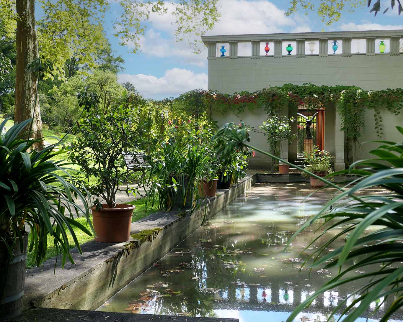 Ein architektonisches Kleinod verbirgt sich im Paradiesgarten. Es ist das Atrium mit seinen bunten Vasen. Oft wird es auch als Stibadium bezeichnet.