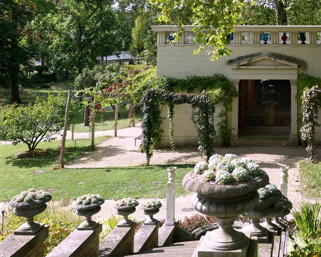 Das Stibadium im Paradiesgarten des Botanischen Gartens Potsdams.