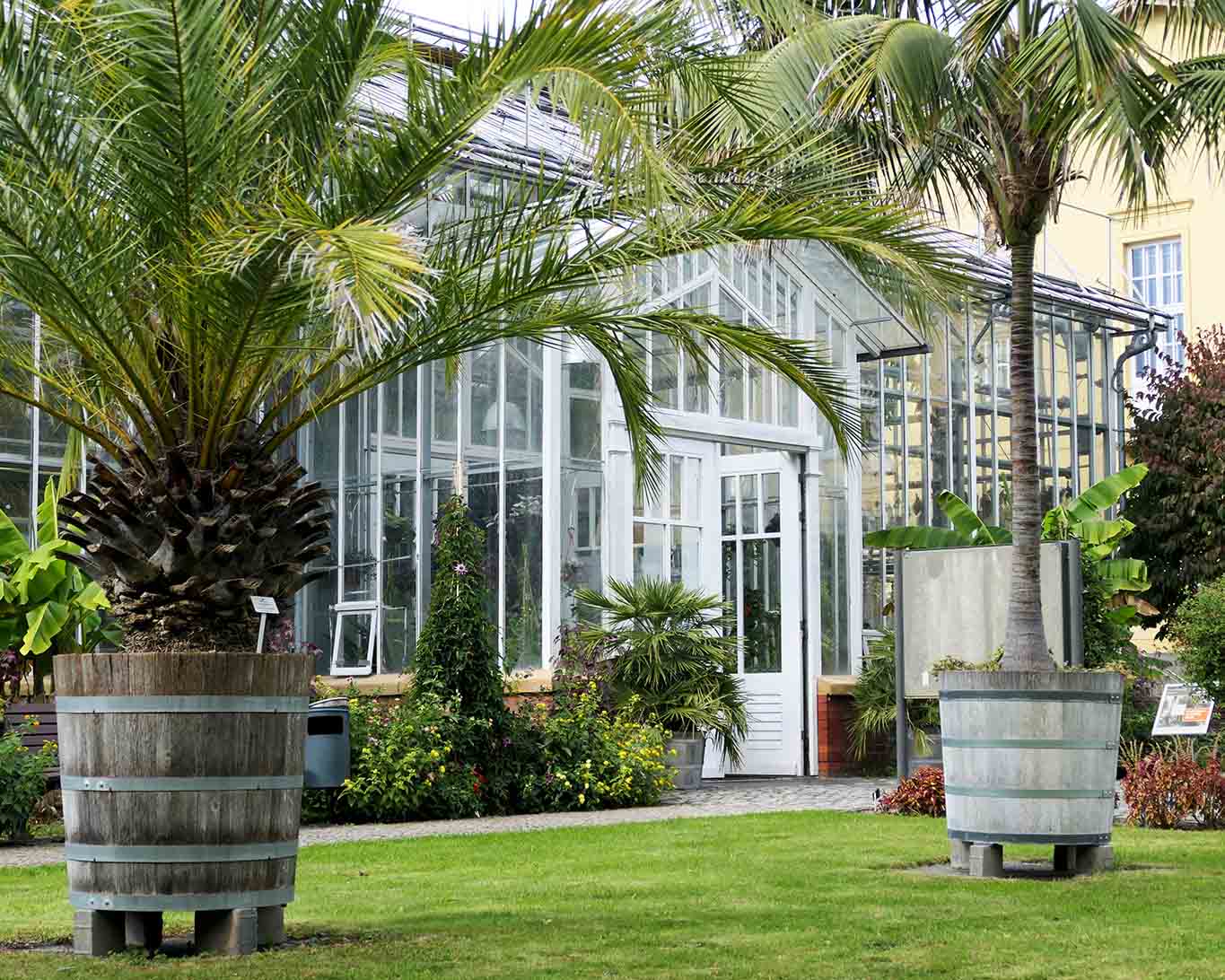 Eingang zu den Gewächshäusern im Botanischen Garten Potsdam.