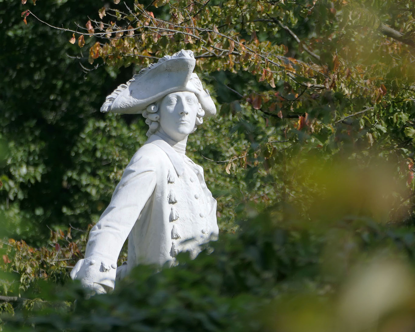 Friedrich II. hat sich offensichtlich von seinem Sanssouci abgewendet. Aus dem Garten der alten Römischen Villa schaut er verstört auf die vorbei pilgernden Besucher des Parkes.