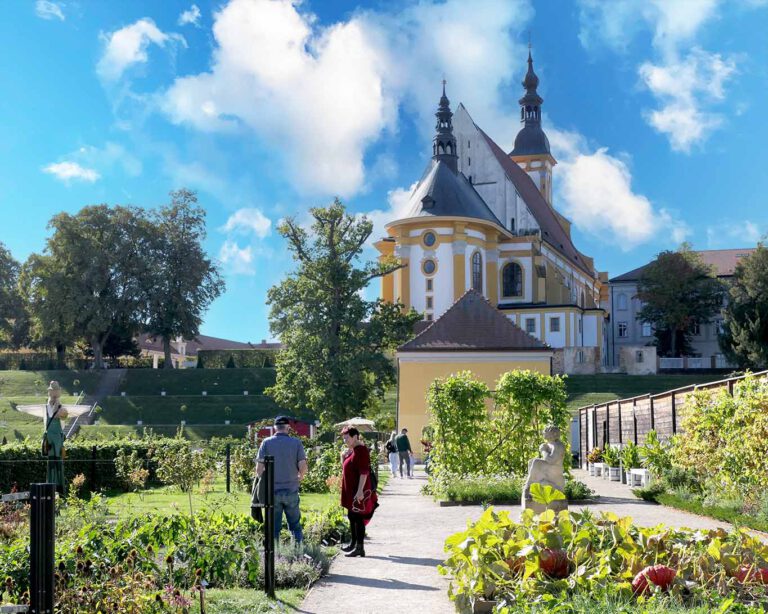 Blick auf den Kräutergarten im Barockgarten des ehemaligen Zisterzienserklosters Neuzelle im Bundesland Brandenburg.