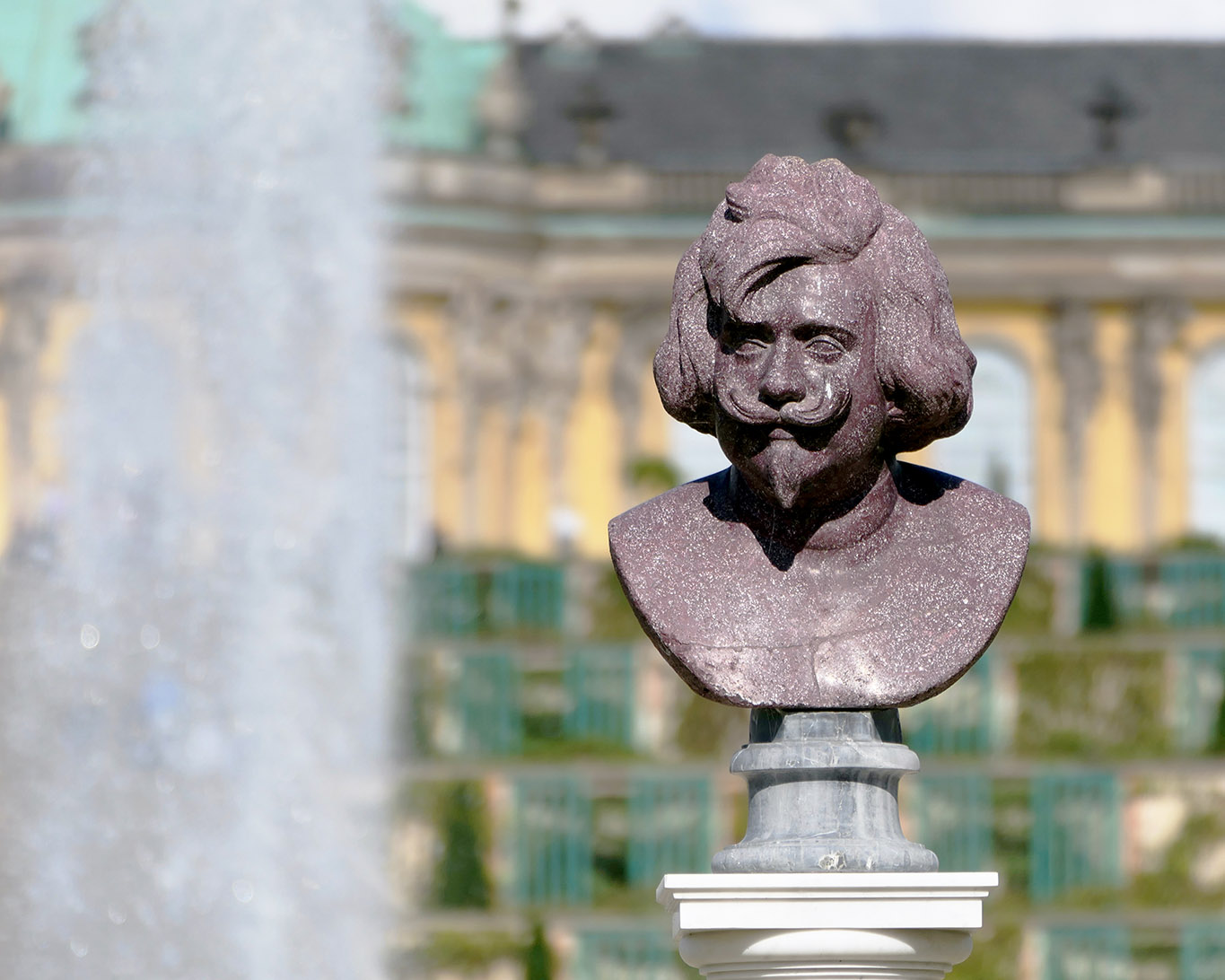 Voltaire schaut ein wenig verstört auf die Besucher des Weinbergs von Sanssouci, während die Faontaine rauscht.