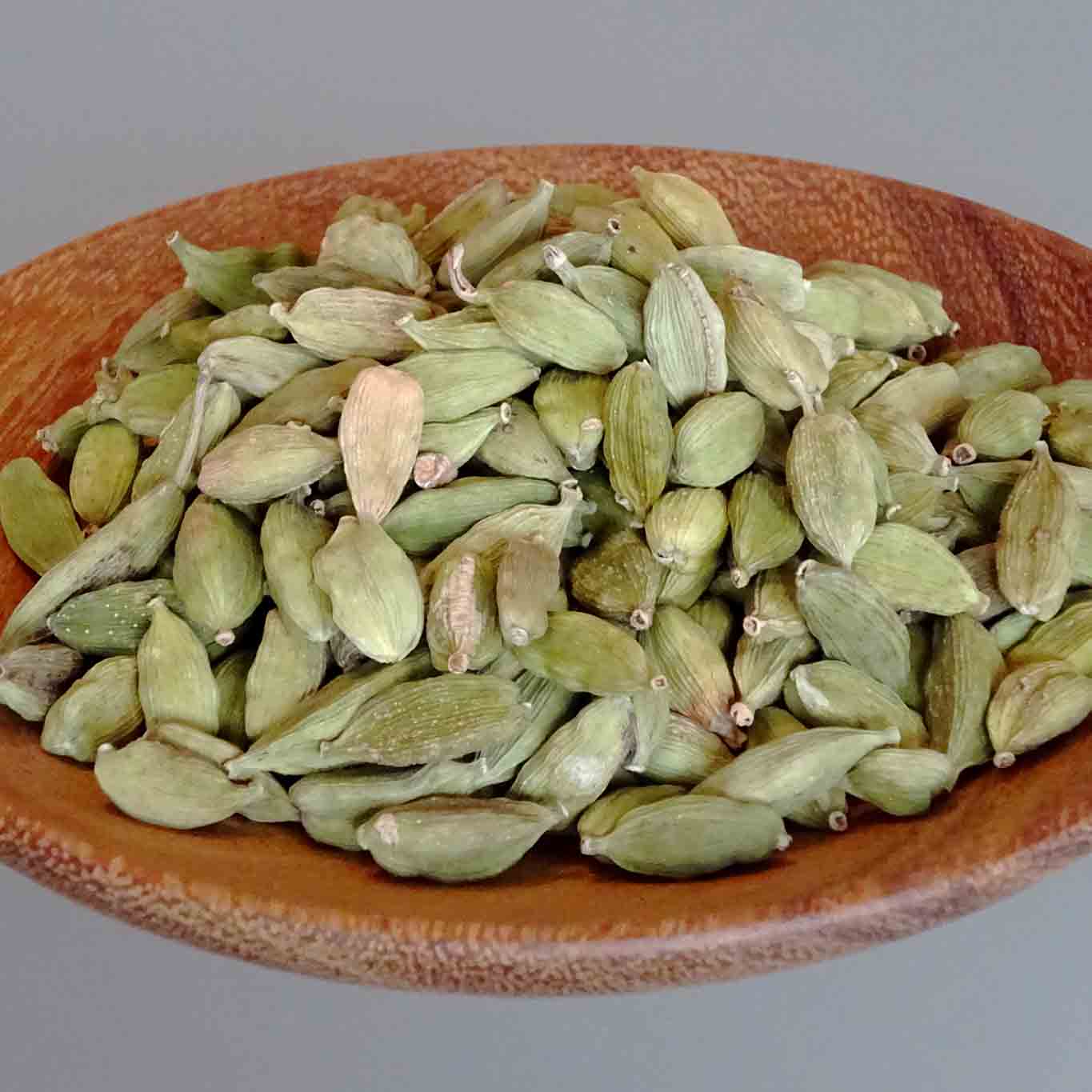 Kardamom gilt zu den teuersten Gewürzen weltweit. Kardamom ist fester Bestandteil der asiatischen Küche von Ost bis West.