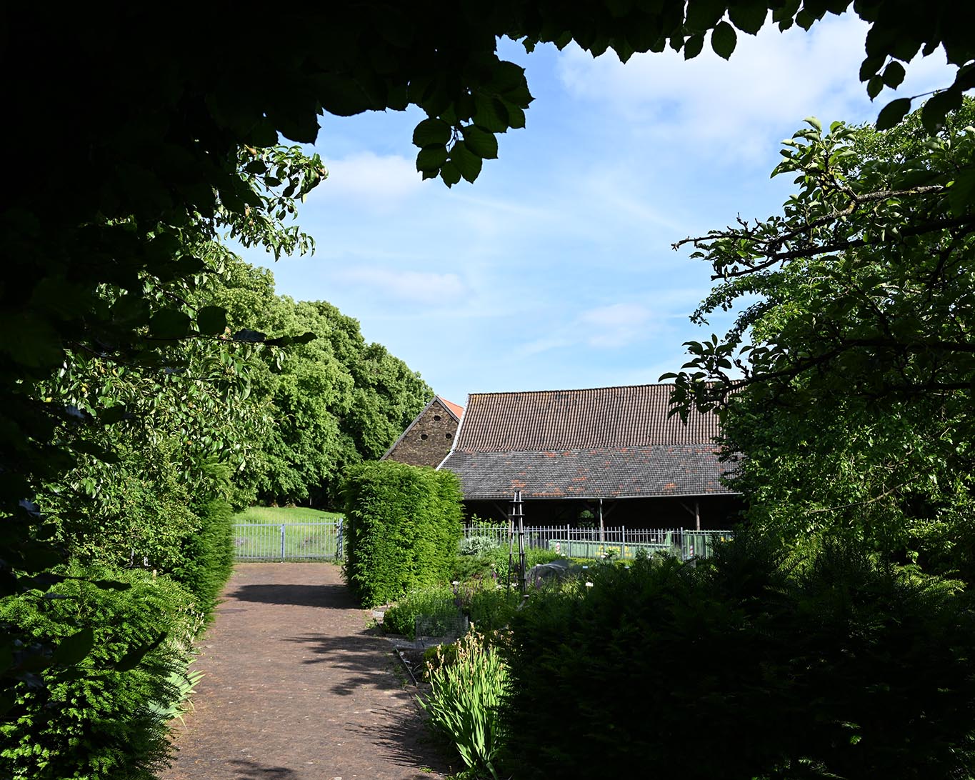 Blick in den Karlsgarten Aachen mit dem Gut Melaten im Hintergrund
