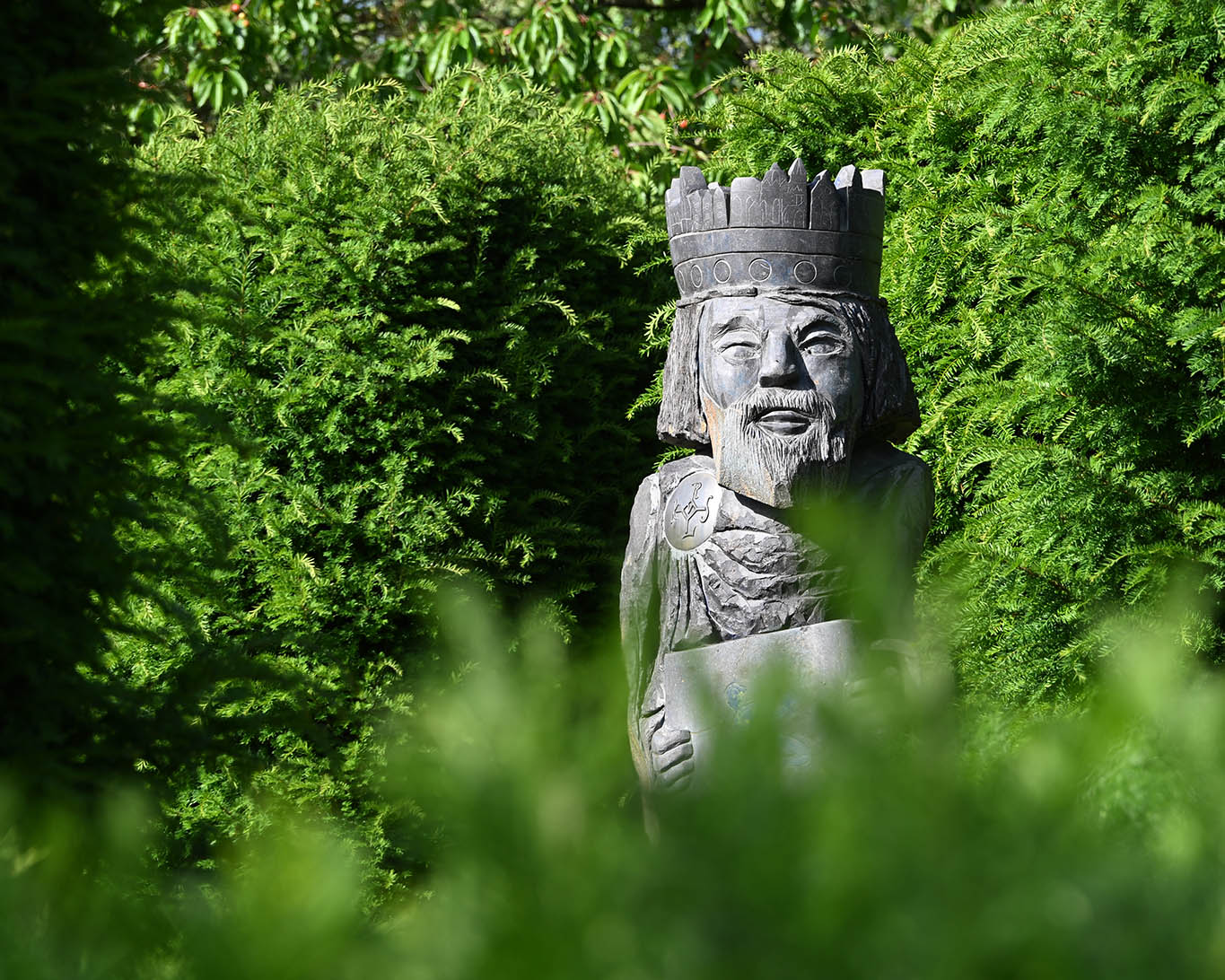 Karl der Grosse als Holzfigur im Karlsgarten zu Aachen.