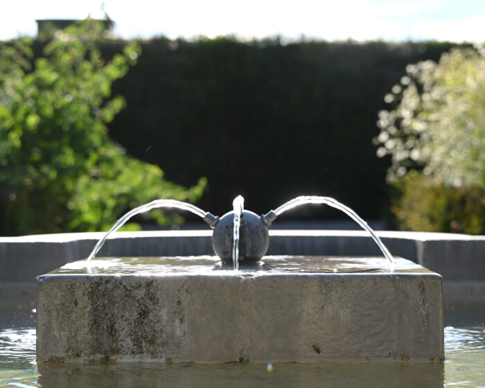 An die Renaissance soll der vierstrahlige Brunnen im Kräutergarten des Kurparks Bad Wörishofen erinnern.