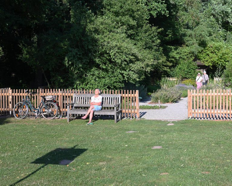 Sonne, frische Luft und eine hölzerne Bank reichen für gute Laune im Kurpark von Bad Wörishofen.